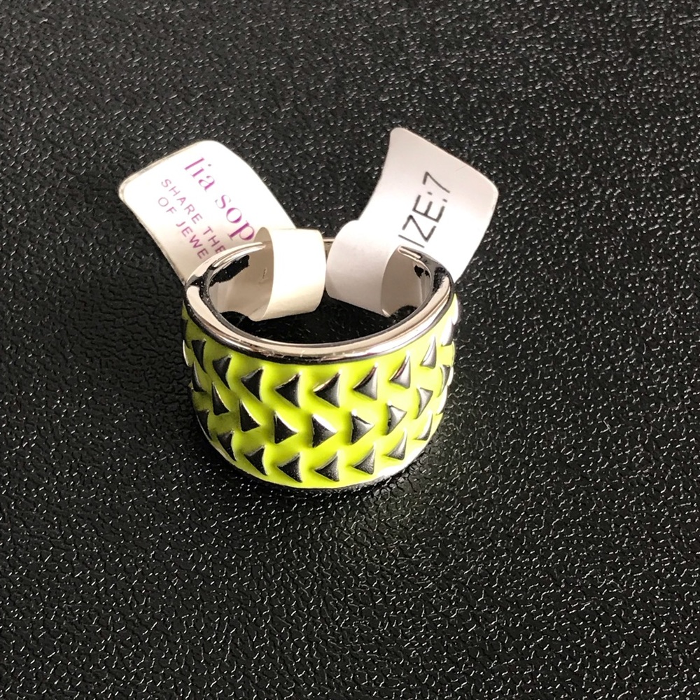 Lia Sophia fast track ring, size 7. NWT!